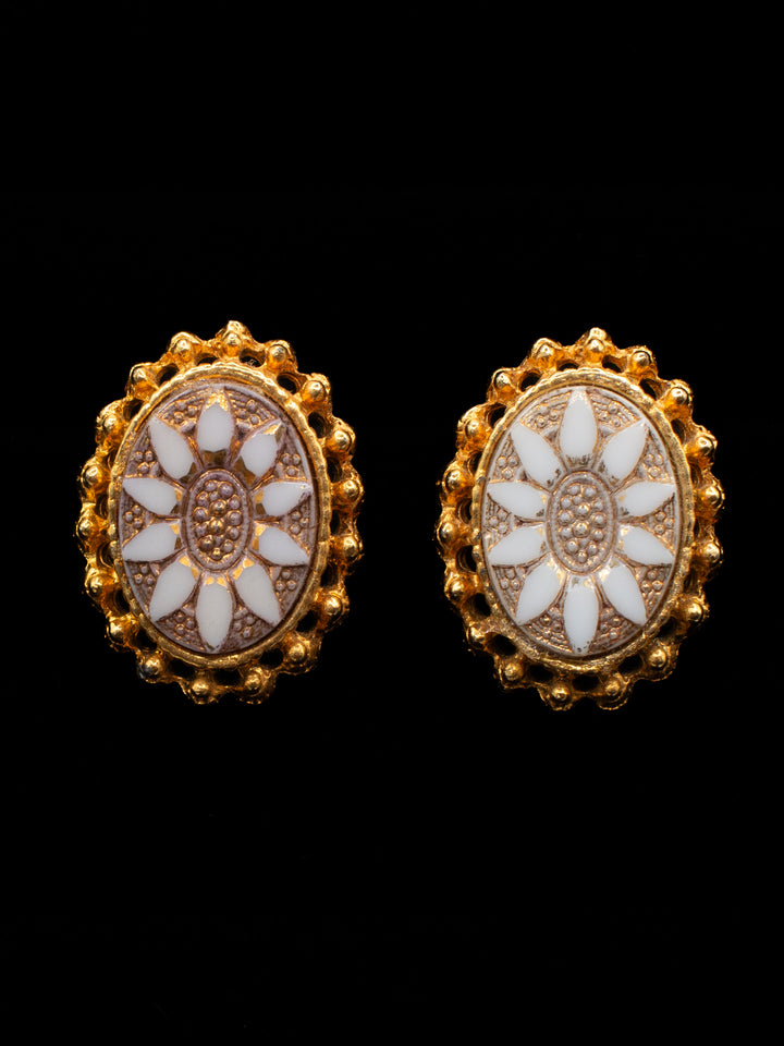 Vintage 60's Clip-on Earrings in Gold