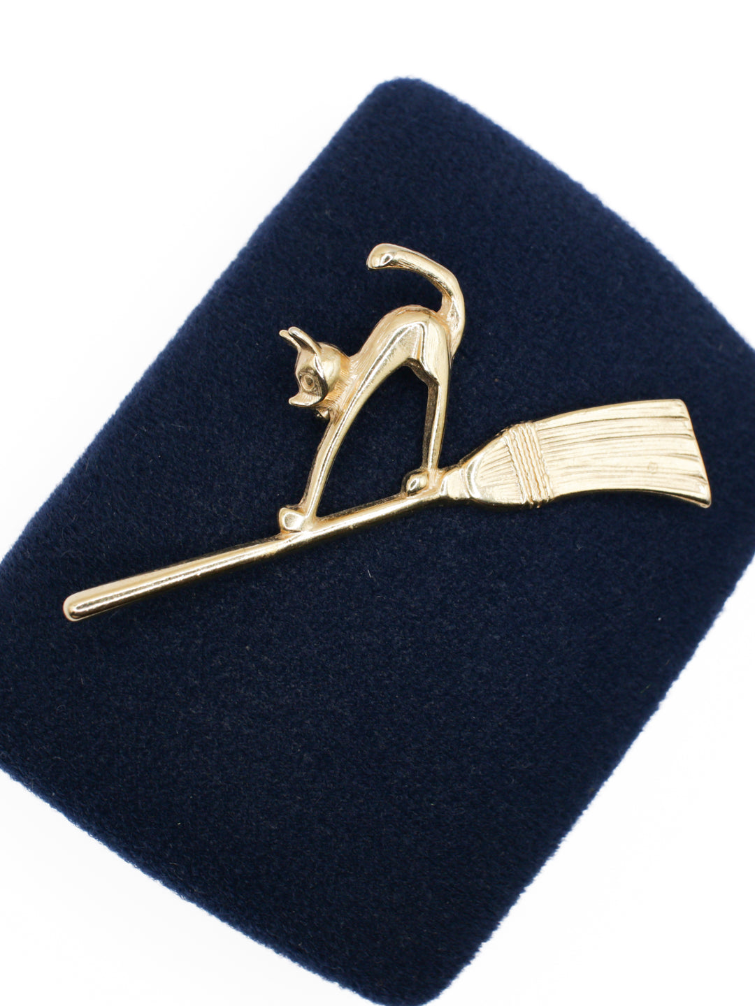 Vintage Brooch in Gold