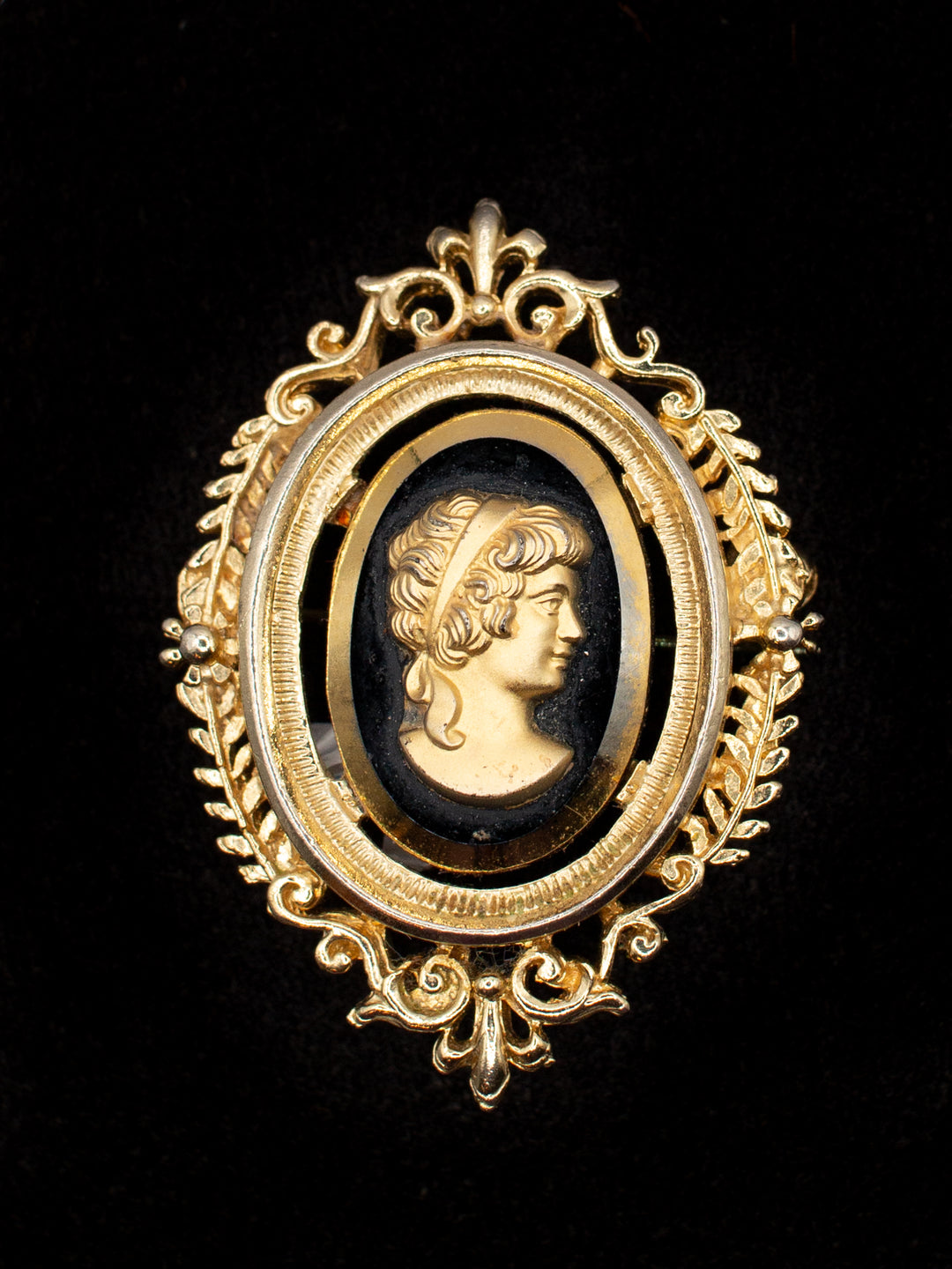 Vintage 70's Brooch in Gold