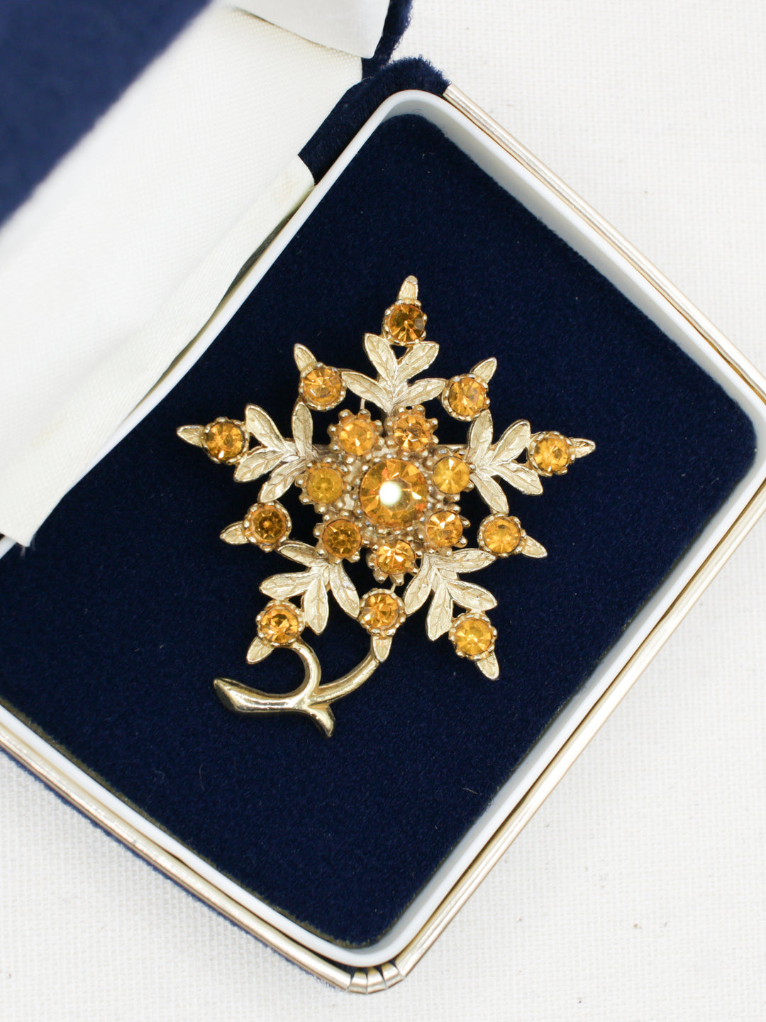 Vintage 50's Brooch in Gold
