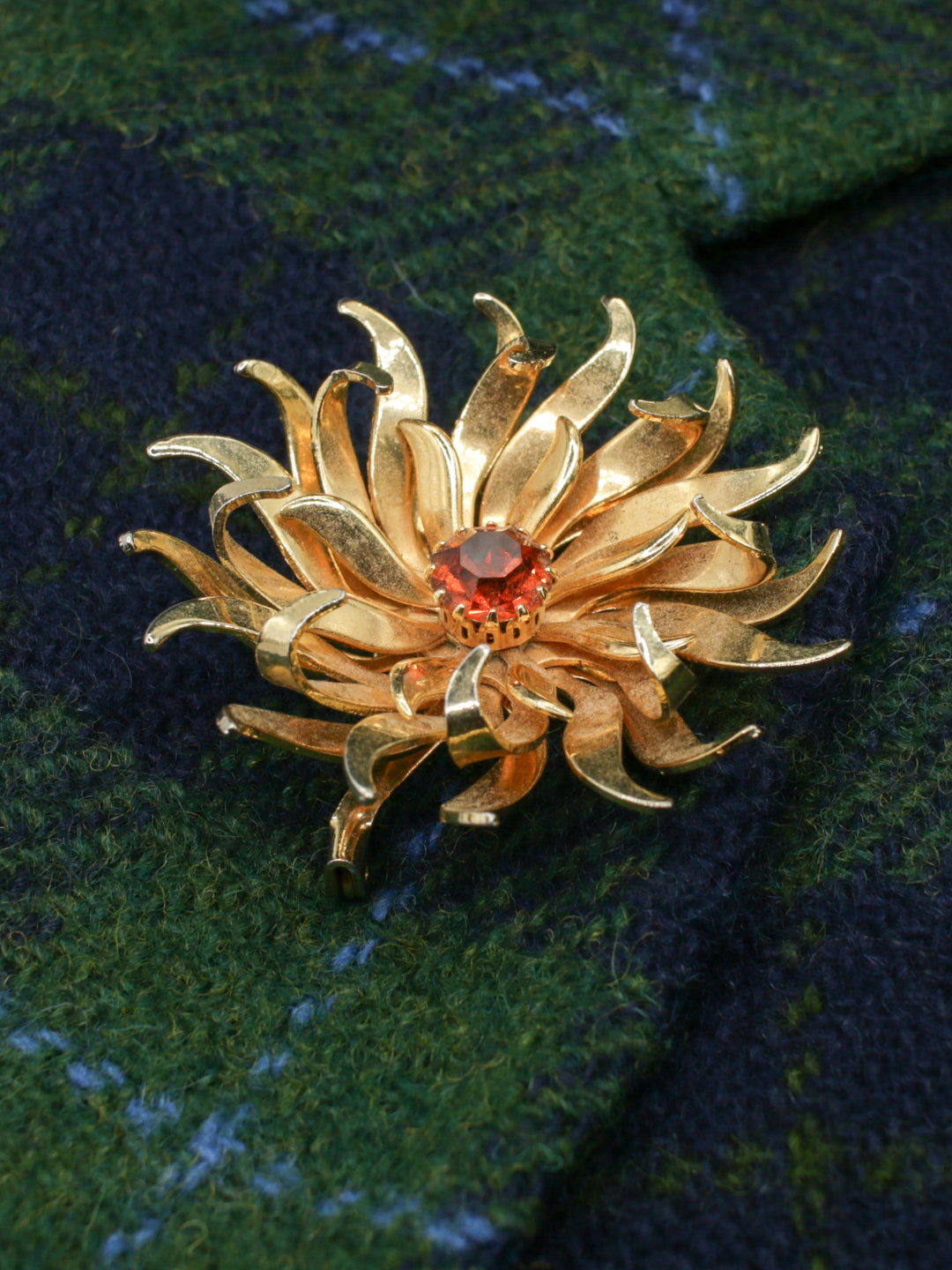 Vintage 60's Brooch in Gold