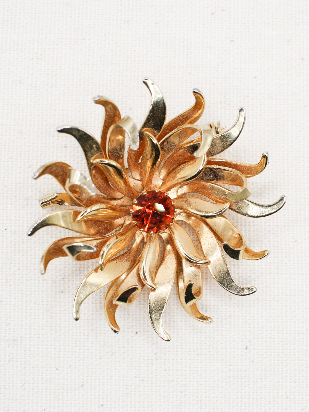 Vintage 60's Brooch in Gold