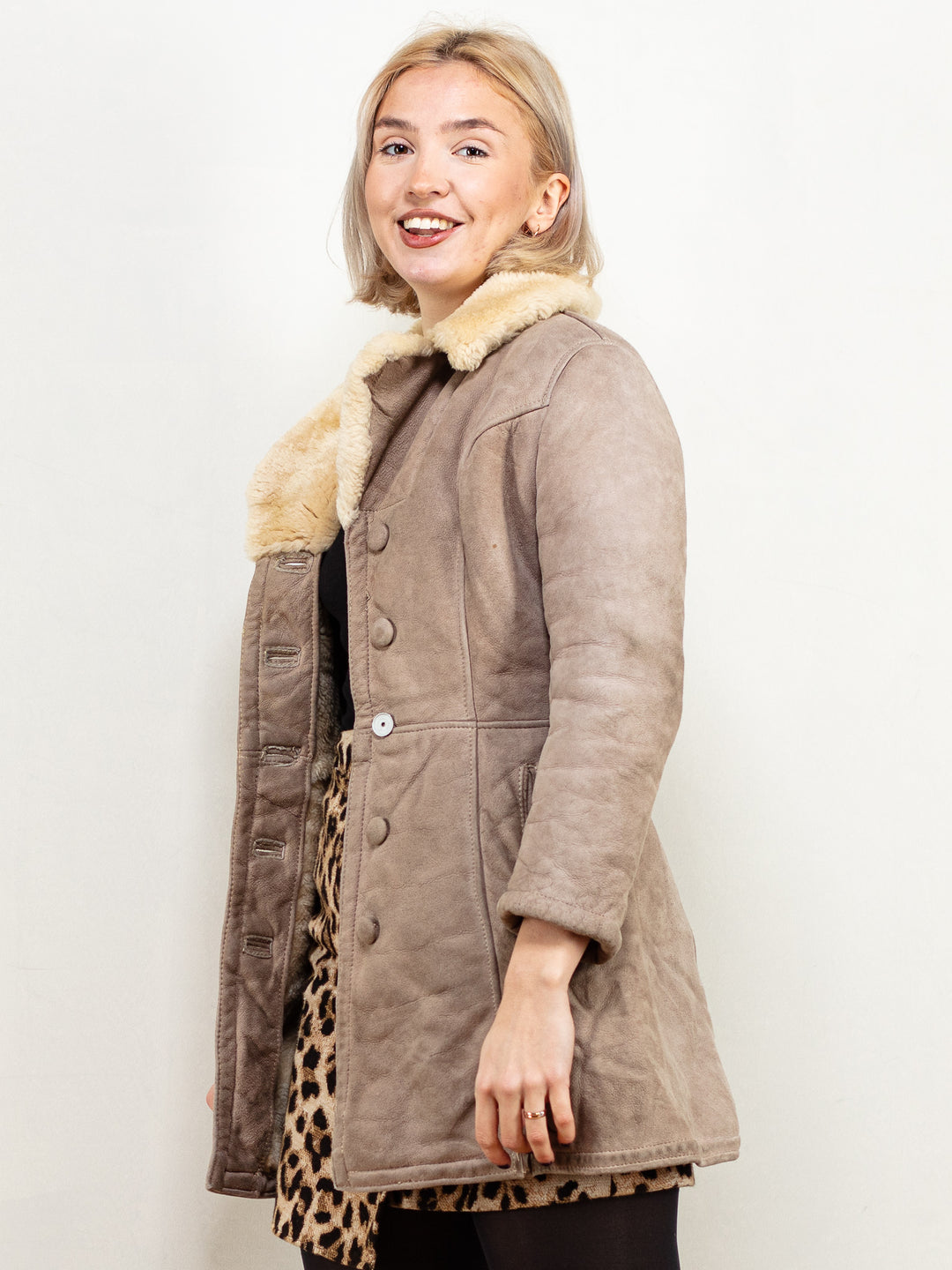 Vintage 70's Women Sheepskin Coat in Grey - NorthernGrip